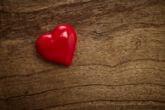 Corazón rojo de San Valentín en madera vieja, vista superior