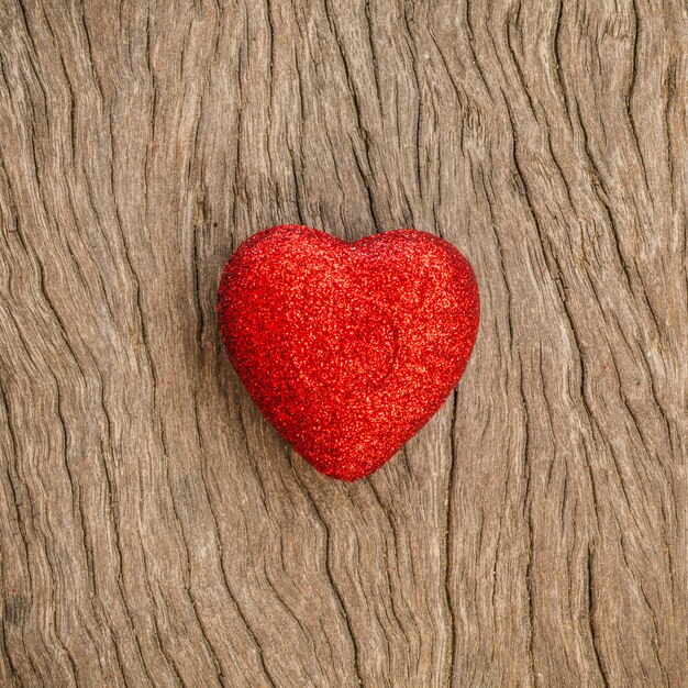 Corazón rojo de San Valentín en la mesa de madera de grunge
