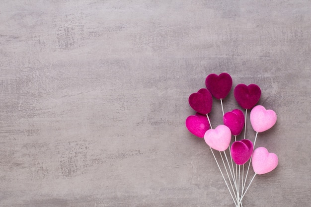 Corazón rojo sobre fondo gris Tarjeta de felicitación del día de San Valentín.