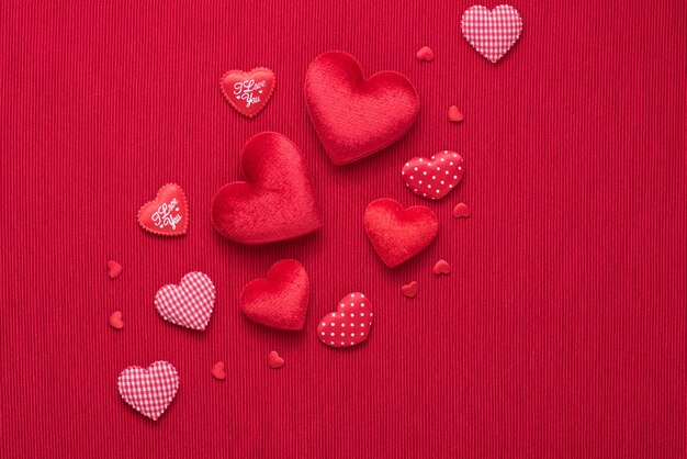 Corazón rojo sobre fondo de tela con espacio de copia para boda de amor o día de San Valentín.