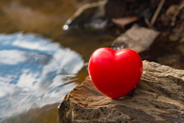 Corazón rojo sobre roca