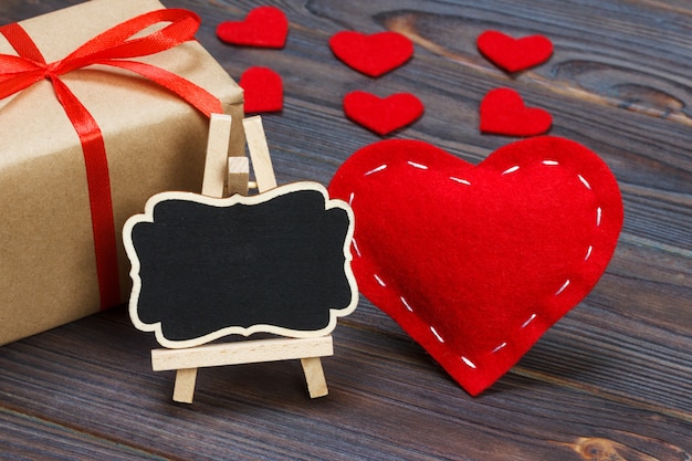 Un corazón rojo con tablero negro y corazones pequeños.