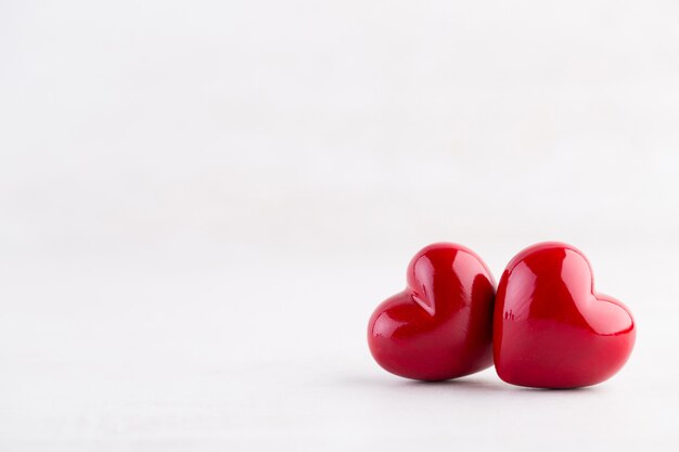 Corazón rojo, tarjeta de felicitación del día de San Valentín. Fondo bokeh.