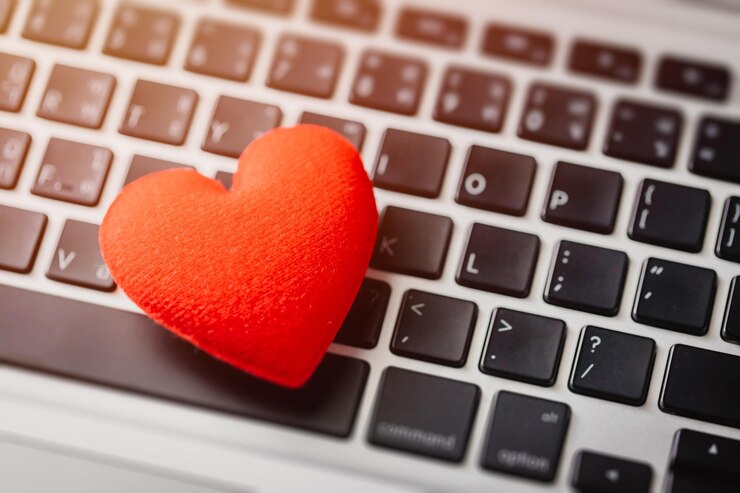 Foto corazón rojo en el teclado de la computadora portátil, coqueteo, chat de amor o amante, mensajero de texto en línea para la fecha de la reunión