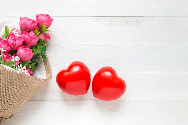 Corazón rojo de la visión superior en el fondo de madera blanco del tablón. Por concepto de amor o día de San Valentín