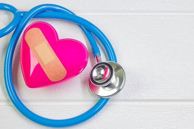 Corazón rosa y estetoscopios para contenido médico.