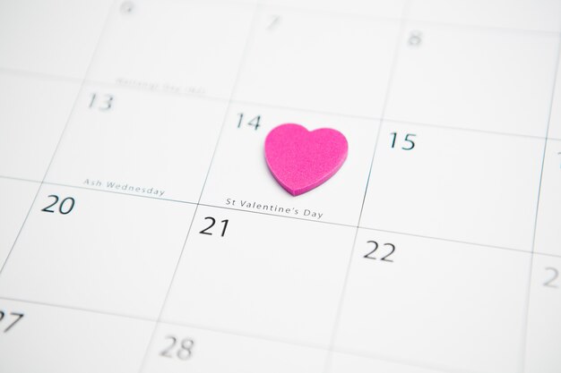 Corazón rosa marcando el día de San Valentín en el calendario