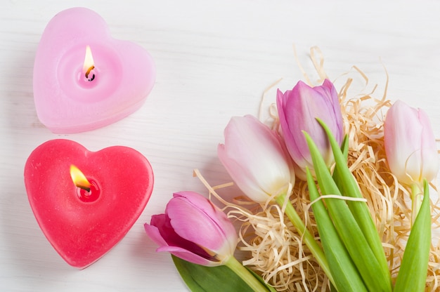 Corazón rosa rojo velas y tulipanes