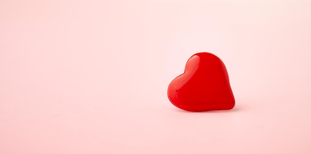 Corazón de San Valentín sobre fondo rosa