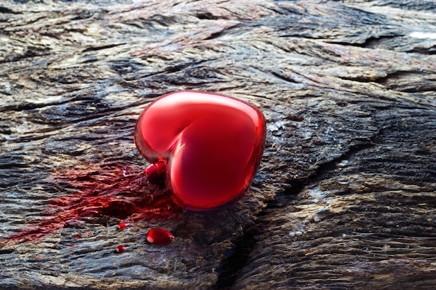Foto corazón y sangre en el fondo de madera