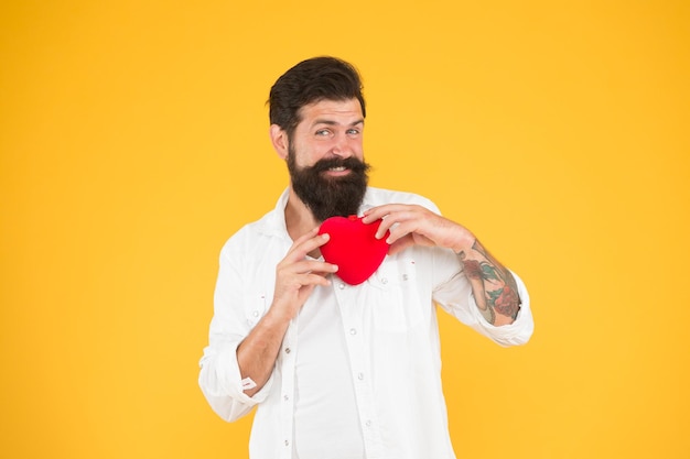 Corazón sano Hombre barbudo hipster sostiene corazón rojo Concepto de atención médica Verificar ayuda a comprender los factores de riesgo de enfermedades cardíacas Hacer más actividad física dejar de fumar reducir la cantidad de alcohol