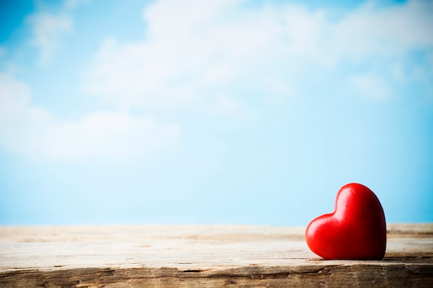 Corazón en una tabla de madera. día de San Valentín