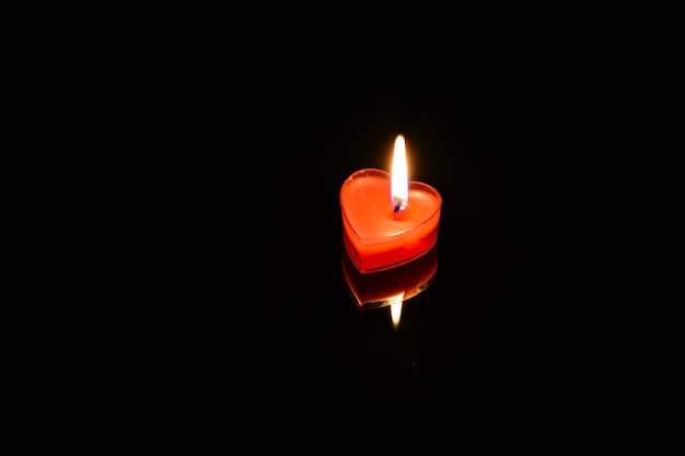 Corazón de vela ardiente