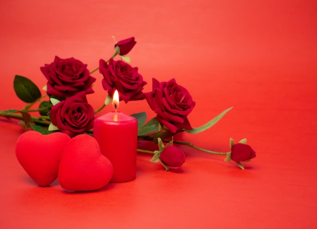 Corazón de velas y hermosas rosas para vacaciones Festivo para el día de San Valentín Día de la madre o cumpleaños