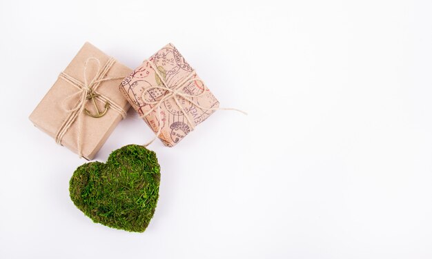 Corazón verde y regalos, concepto romántico