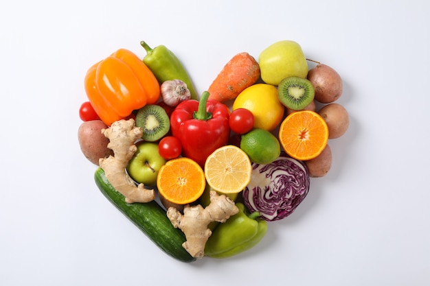 Corazón de verduras y frutas en blanco