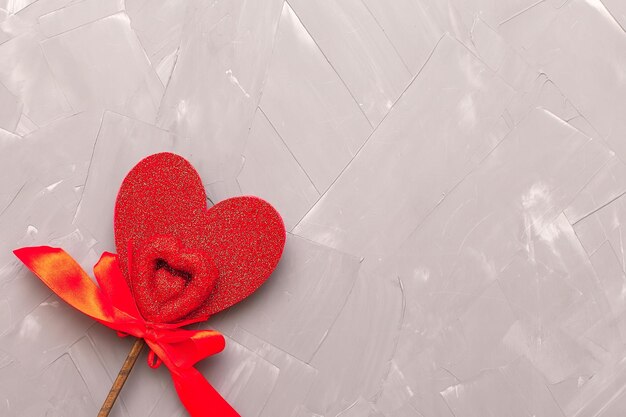 Corazones de amor en fondo de textura de madera concepto de tarjeta del día de San Valentín