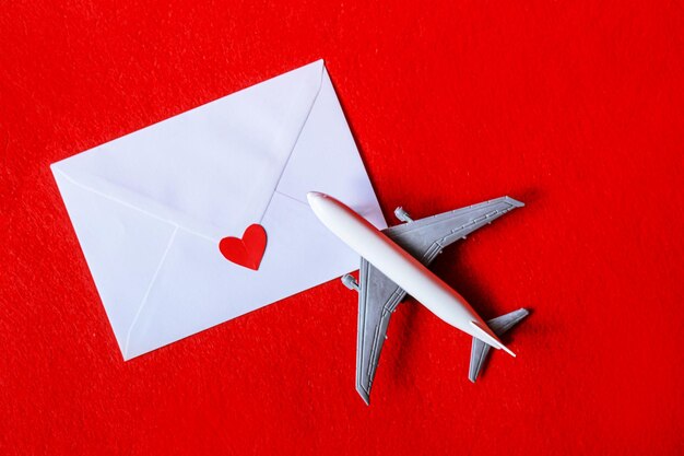 Corazones y un avión sobre un fondo rojo Día de San Valentín Enfoque selectivo