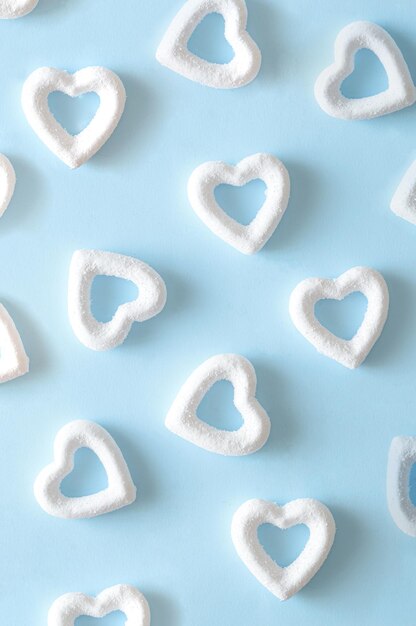 Corazones blancos sobre un fondo azul fondo de pantalla de san valentín de  amor estético mínimo | Foto Premium