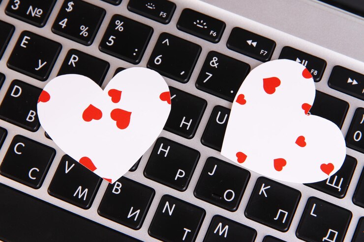Foto corazones brillantes en el teclado de la computadora de cerca