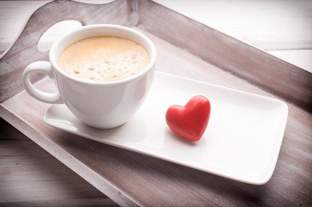 Foto corazones y café sobre la mesa, tarjeta de felicitación.