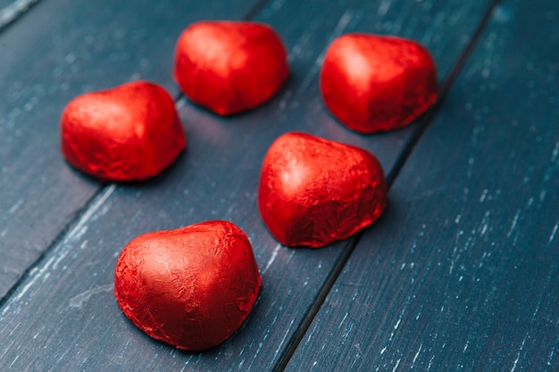 Corazones de caramelo en madera, día de San Valentín.