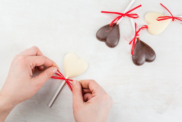 Foto corazones de chocolate dulces en mesa blanca