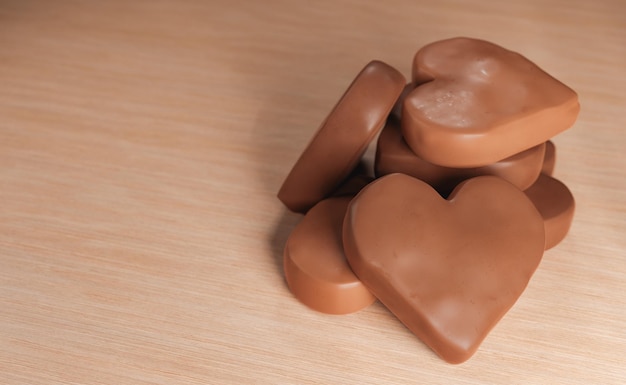 Corazones de chocolate con leche en la mesa