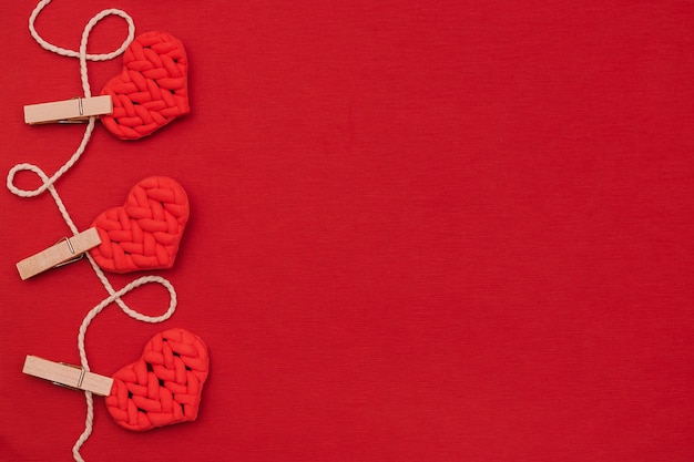 Foto corazones colgados en la pared roja el día de san valentín.