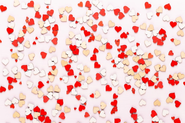 Corazones en colores pastel del día de San Valentín en la tarjeta de felicitación gris.
