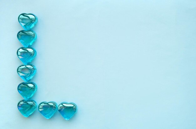 Corazones de cristal azul sobre un fondo azul claro Conceptos de invitación de felicitación del día de San Valentín