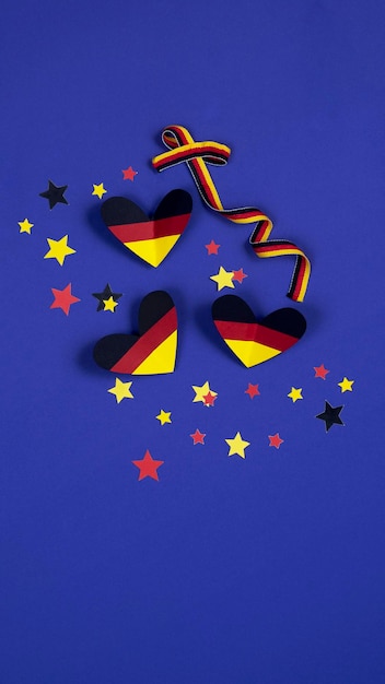 Corazones de fondo abstracto de estilo alemán y cinta en los colores de la bandera alemana