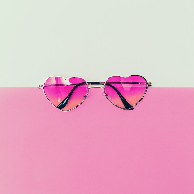 Corazones de gafas de sol de moda. Estilo de moda minimalista