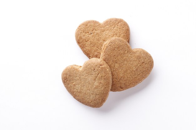 Corazones de galleta aislado sobre un fondo blanco.