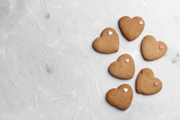 Corazones de galletas caseras deliciosas sobre un fondo claro. Vista superior. Lugar para el texto.