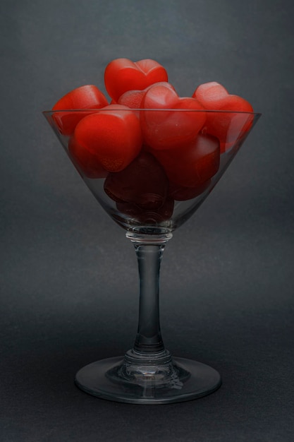 Foto corazones de gelatina roja en copa de champán