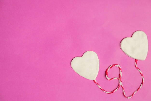 Corazones grandes sobre fondo rosa con espacio para texto, icono de amor, día de San Valentín