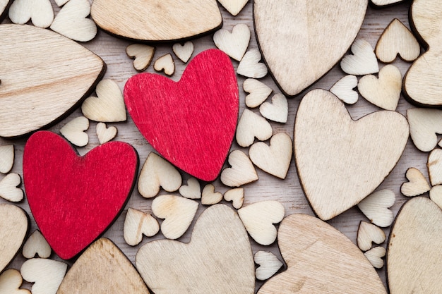 Corazones de madera, un corazón rojo en el fondo del corazón.