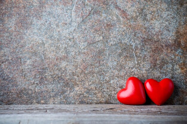 Corazones de madera estilo rústico.