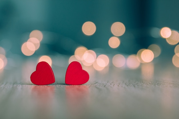 corazones de madera roja con un fondo desenfocado