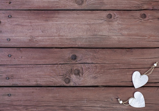 Corazones de madera sobre un fondo de madera. Día de San Valentín.