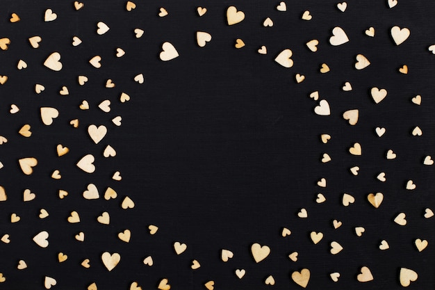 Corazones de madera sobre una mesa negra