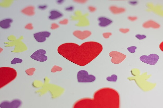 corazones multicolores sobre un fondo blanco. Fondo para el día de San Valentín