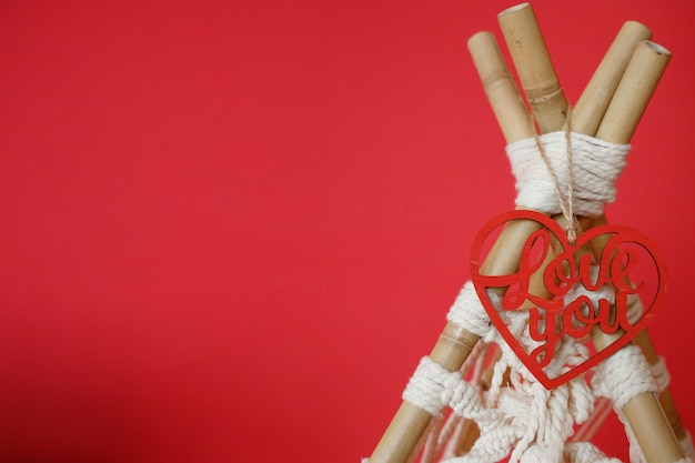 Corazones de papel rojo sobre un fondo blanco para las bolas de San Valentín con la palabra amor