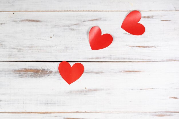 Corazones de papel rojo sobre un fondo blanco de madera Declaración de amor concepto de san valentín