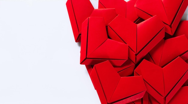 Foto corazones de papel rojo sobre un fondo blancocorazones de papel rojo aislados en un espacio de copia de fondo blanco