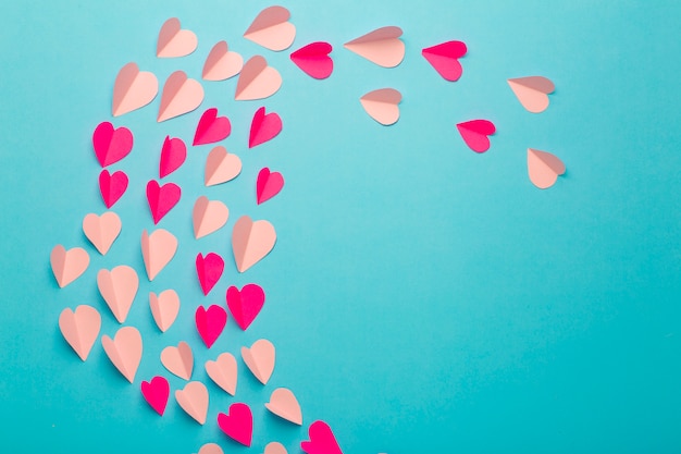 Corazones de papel rosa y rojo