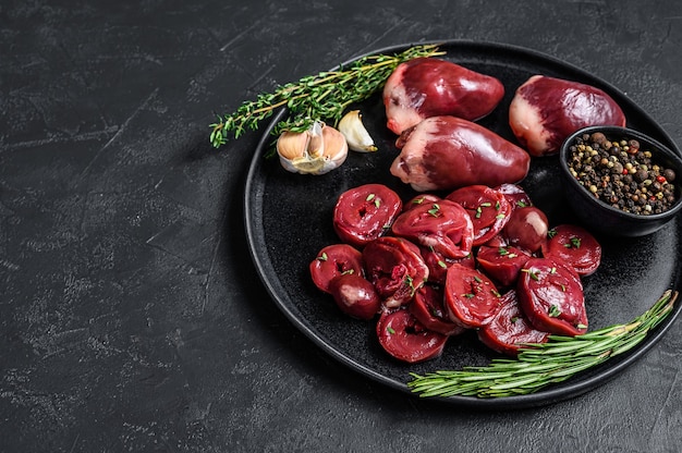 Corazones de pavo crudo en rodajas listo para cocinar