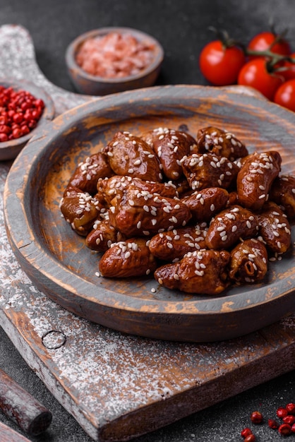 Corazones de pollo fritos en salsa de soja con sal y especias en un plato