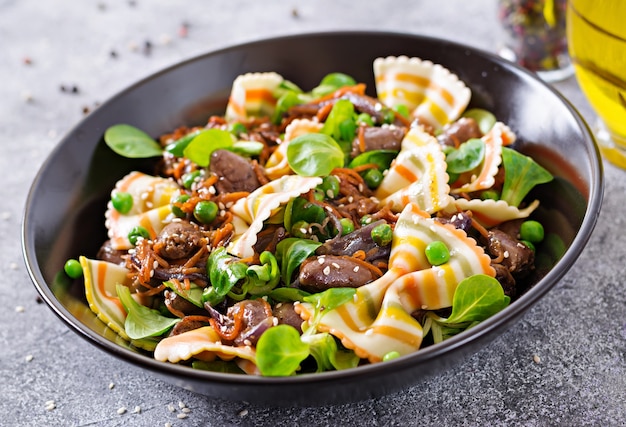 Corazones de pollo con zanahorias en salsa agridulce con pasta farfalle. Ensalada saludable